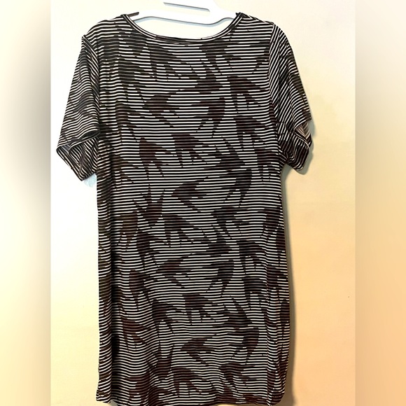 Tee with Bird/Design  - Large - Picture 2 of 3